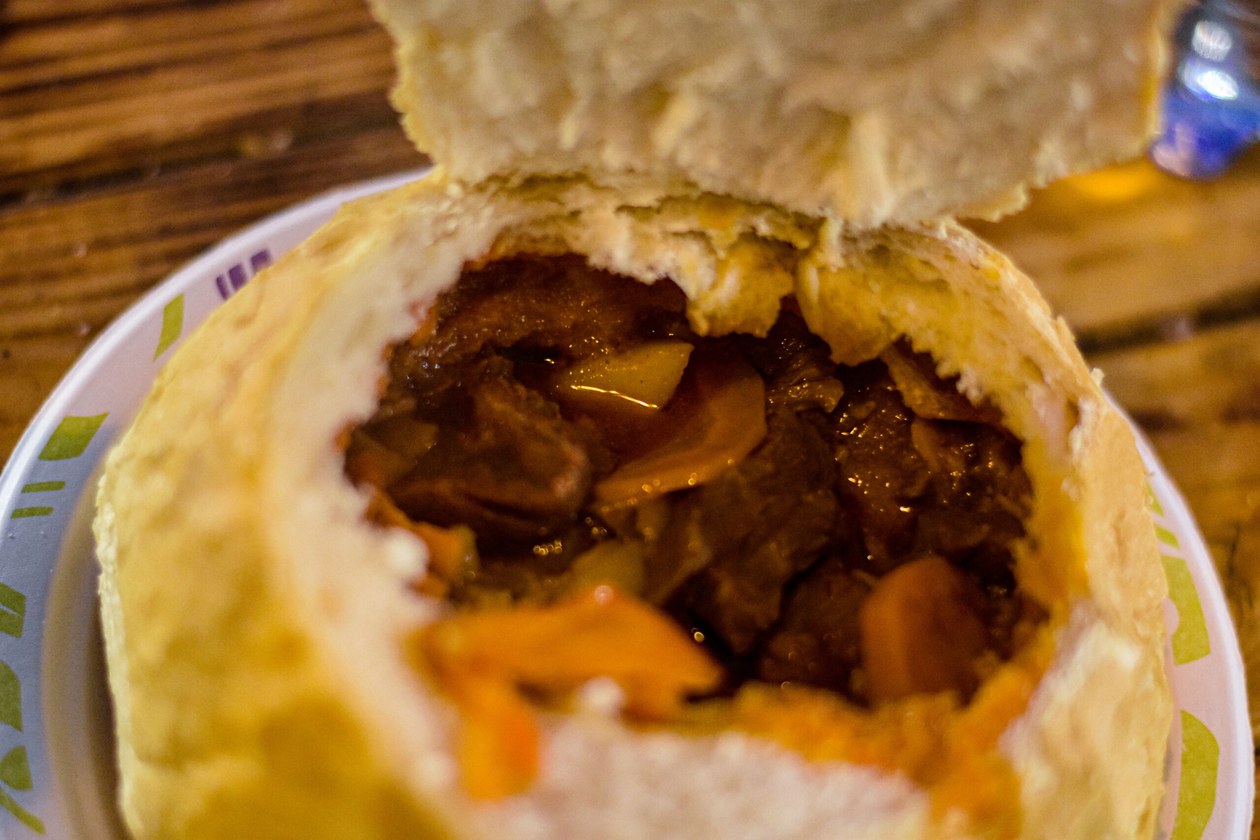 goulash dentro cestello di pane